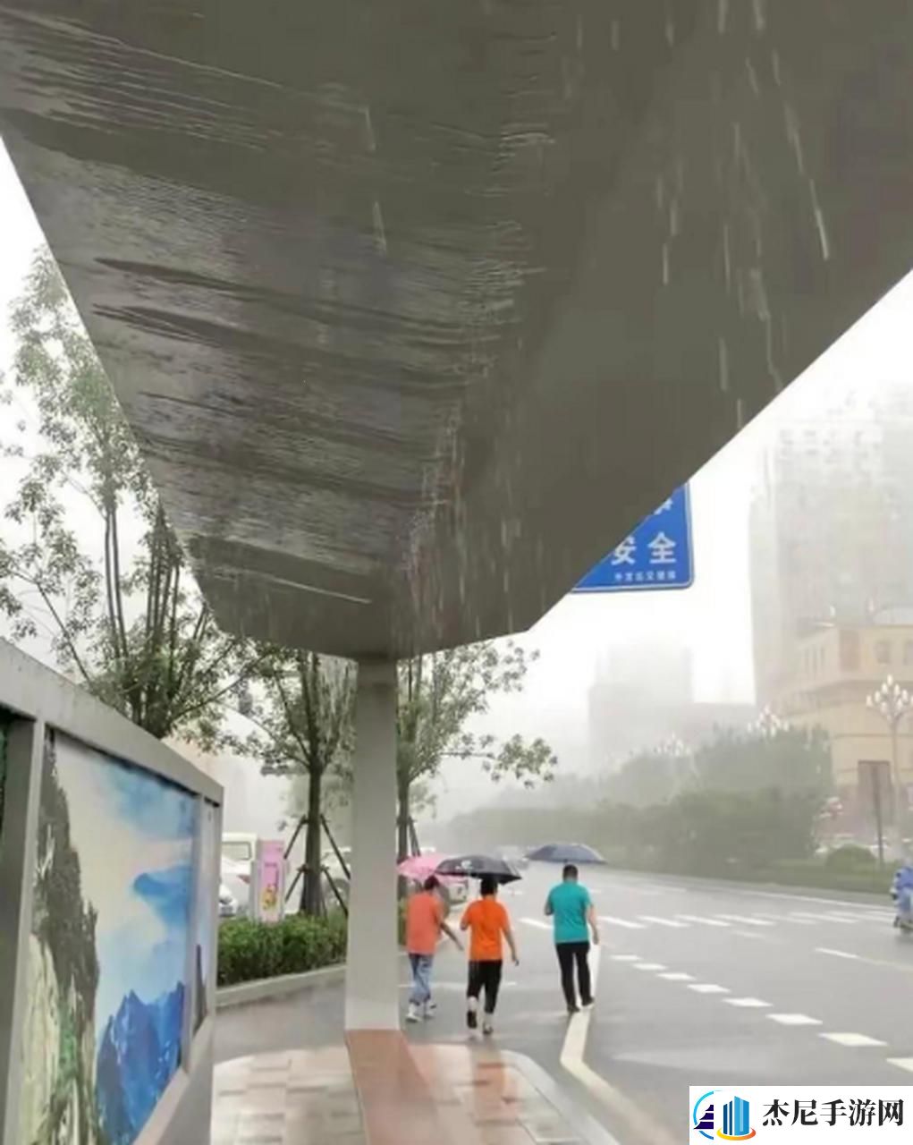 “雨天公交站避雨”热议背后